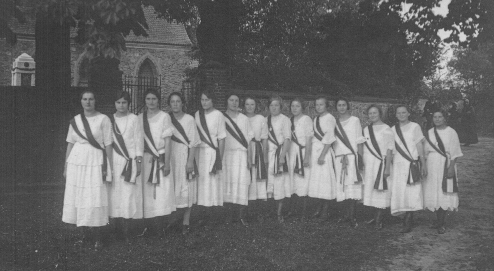 Kriegerverein - die Frauen stehen vor Kriegerdenkmal und Kirche (um 1900)