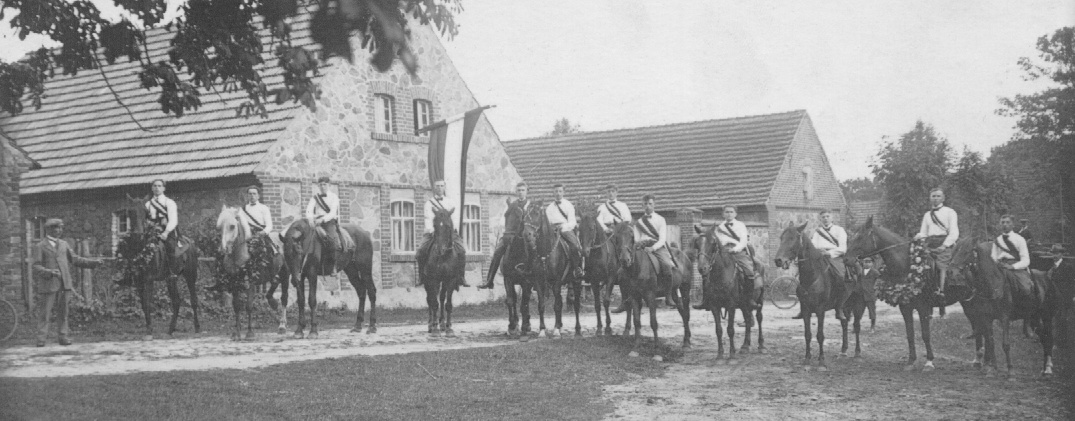 Reiterhorde vor dem Hof Graske (Netzker) - um 1900